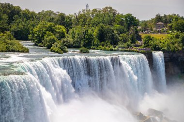Amerika 'nın Niagara Şelalesi' ndeki Amerikan Şelalesi manzarası