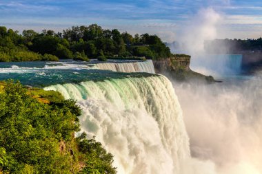 Amerika 'nın Niagara Şelalesi' ndeki Amerikan Şelalesi manzarası