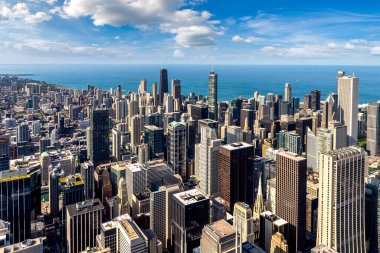 Chicago ve Michigan Gölü 'nün panoramik şehir manzarası güneşli bir günde, Illinois, ABD