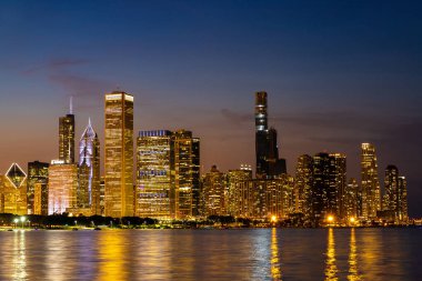 Chicago 'nun panoramik şehir manzarası geceleyin, Illinois, ABD