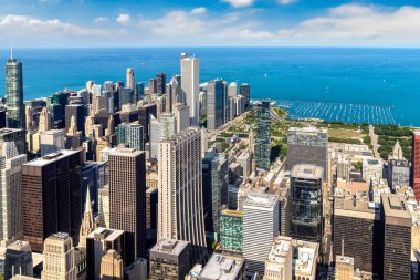 Chicago ve Michigan Gölü 'nün panoramik şehir manzarası güneşli bir günde, Illinois, ABD
