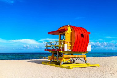 Güney sahilinde cankurtaran kulesi, güneşli bir günde Miami Sahili, Florida