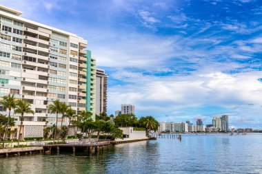 Florida, ABD 'de güneşli bir günde Miami Plajı' ndaki konut binaları
