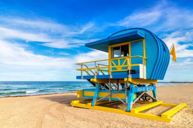 Güney sahilinde cankurtaran kulesi, güneşli bir günde Miami Sahili, Florida
