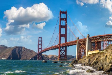 Golden Gate Köprüsü, San Francisco, Kaliforniya 'daki Marshall plajından görüldü.