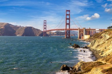 Golden Gate Köprüsü, San Francisco, Kaliforniya 'daki Marshall plajından görüldü.