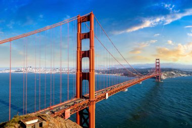 San Francisco 'daki Golden Gate Köprüsü' nün günbatımında panoramik görüntüsü, Kaliforniya, ABD