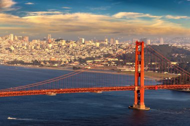 Golden Gate Köprüsü 'nün San Francisco, California, ABD' de günbatımında panoramik görüntüsü