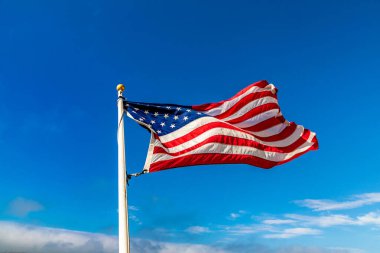 ABD bayrağı güzel bulutlarla gökyüzüne doğru dalgalanıyor