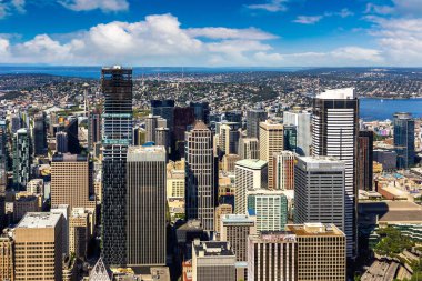 Seattle, ABD 'de güneşli bir günde Seattle iş bölgesinin panoramik hava manzarası