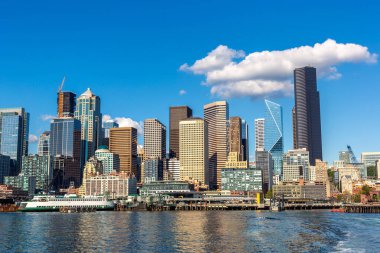 Elliott Körfezi 'ndeki Seattle manzarasının panoramik görüntüsü güneşli bir günde, Washington, ABD