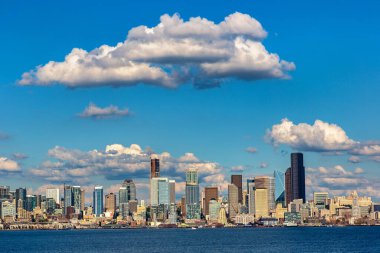 Elliott Körfezi 'ndeki Seattle manzarasının panoramik görüntüsü güneşli bir günde, Washington, ABD