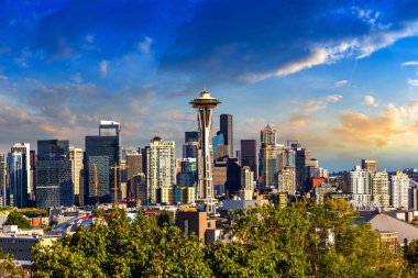 Seattle 'ın günbatımındaki panoramik manzarası, Washington, ABD
