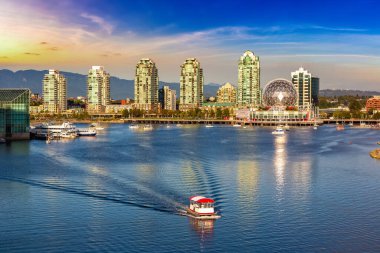 Vancouver, Kanada 'da günbatımında panoramik hava manzarası ve sahte dere
