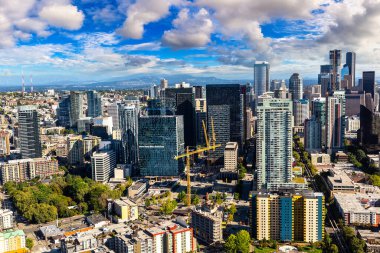 Seattle, ABD 'de güneşli bir günde Seattle iş bölgesinin panoramik hava manzarası