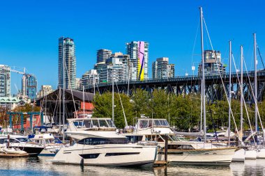 Vancouver, Kanada 'da güneşli bir günde Granville Köprüsü ve sahte dere manzarası