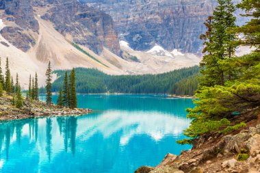 Moraine Gölü 'nün panoramik manzarası, Kanada Banff Ulusal Parkı