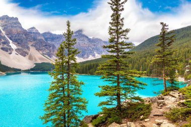 Moraine Gölü 'nün panoramik manzarası, Kanada Banff Ulusal Parkı
