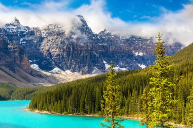 Moraine Gölü 'nün panoramik manzarası, Kanada Banff Ulusal Parkı