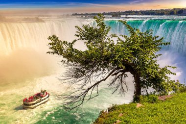 Niagara Şelaleleri, At nalı Şelaleleri ve Niagara Şelaleleri, Ontario, Kanada 'da gün batımında tekne turları.
