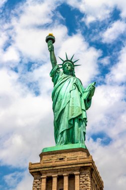 New York City, New York, ABD 'de mavi gökyüzüne karşı güzel bir bulut arka planına sahip Özgürlük Heykeli
