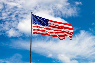 ABD bayrağı güzel bulutlarla gökyüzüne doğru dalgalanıyor