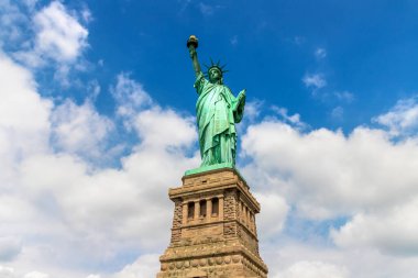 New York City, New York, ABD 'de mavi gökyüzüne karşı güzel bir bulut arka planına sahip Özgürlük Heykeli