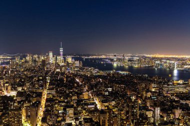 New York City, New York, ABD 'de gece panoramik hava manzarası