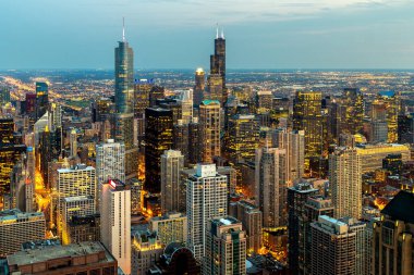 Chicago ve Michigan Gölü 'nün panoramik şehir manzarası geceleyin, Illinois, ABD