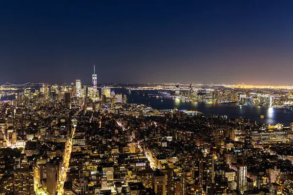 New York City, New York, ABD 'de gece panoramik hava manzarası