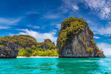 Tayland, Krabi 'deki Koh Hong adasında tropik bir sahil.