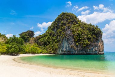 Tayland, Krabi 'deki Koh Hong adasında tropik bir sahil.