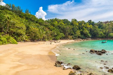 Güneşli bir günde Tayland, Phuket Adası 'nda muz plajı
