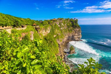 Pura Luhur Uluwatu Tapınağı Bali 'de güneşli bir günde, Endonezya