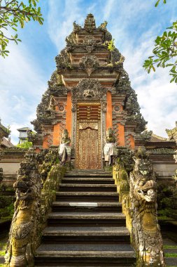 Endonezya, Bali 'de Ubud' daki Saraswati tapınağı güneşli bir günde