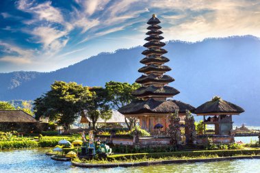 Endonezya, Bali 'de bir gölde Pura Ulun Danu Beratan Bedugul Tapınağı' nda gün doğumu