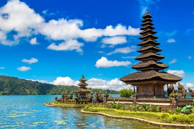 Pura Ulun Danu Beratan Bedugul Tapınağı Bali, Endonezya 'da bir gölde
