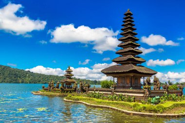 Pura Ulun Danu Beratan Bedugul Tapınağı Bali, Endonezya 'da bir gölde