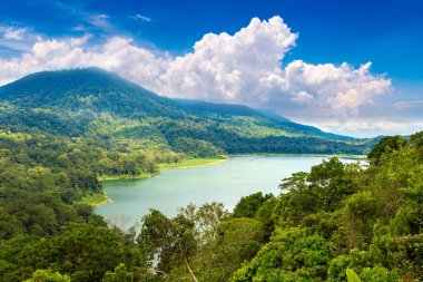 Tamblingan Gölü (İkiz Göller) Bali, Endonezya 'da güneşli bir günde