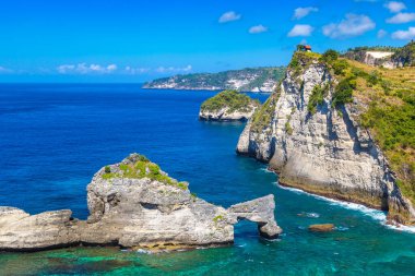 Okyanus suyundaki Doğal Kaya Kemeri ve Endonezya 'daki Nusa Penida adasındaki Atuh Sahili bakış açısı