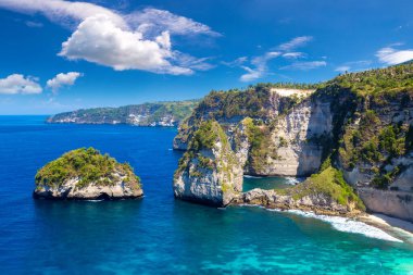 Nusa Penida Adası, Bali, Endonezya 'daki Diamond Beach' in panoramik hava görüntüsü