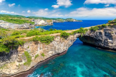 Endonezya, Bali 'deki Nusa Penida adasındaki Brocken Sahili' nde doğal kemer.