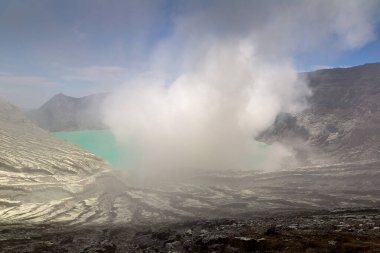 Aktif yanardağ Ijen 'in panoramik hava manzaralı krateri, Java adası, Endonezya