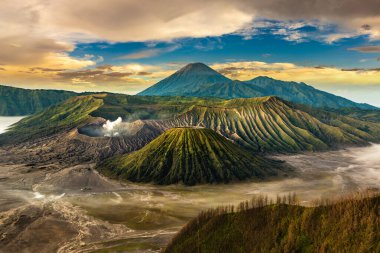 Endonezya 'daki Java Adası, Bromo volkanında gün doğumu. Panoramik hava görüntüsü