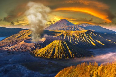 Endonezya 'daki Java Adası, Bromo volkanında gün doğumu. Panoramik hava görüntüsü