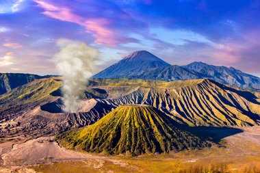 Endonezya 'daki Java Adası, Bromo volkanında gün doğumu. Panoramik hava görüntüsü