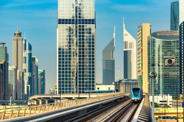 Dubai metro hattı Dubai 'de bir yaz günü, Birleşik Arap Emirlikleri