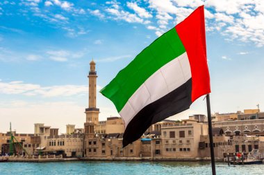 Birleşik Arap Emirlikleri bayrağının bayrağını Bay Creek 'e ve Dubai' deki Dubai Mescid Camii 'ne doğru çevirin.