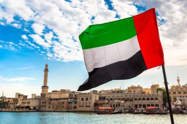 Birleşik Arap Emirlikleri bayrağının bayrağını Bay Creek 'e ve Dubai' deki Dubai Mescid Camii 'ne doğru çevirin.