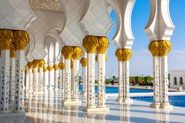 Bir yaz günü Abu Dabi 'deki Şeyh Zayed Büyük Camii, Birleşik Arap Emirlikleri